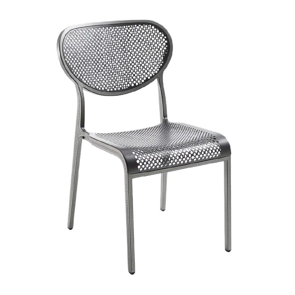 **Technische Titel: Stijlvolle Lichtgewicht Stoel met Geperforeerde Rugleuning**